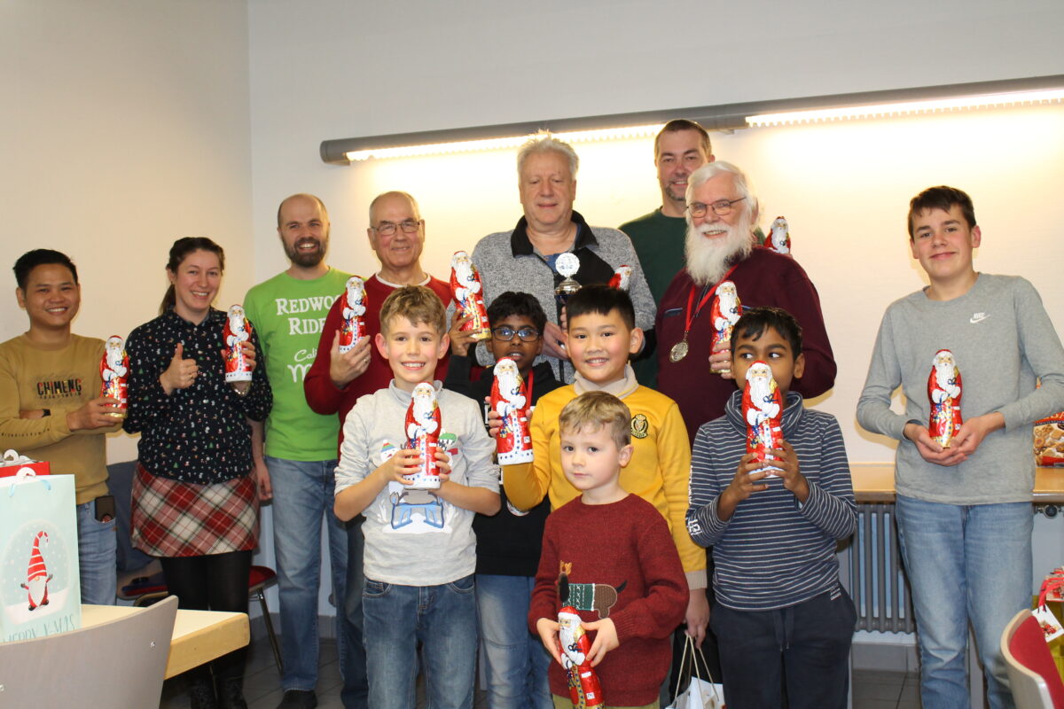 Der Nikolaus kam und der Titelverteidiger Norbert Leipold siegte!